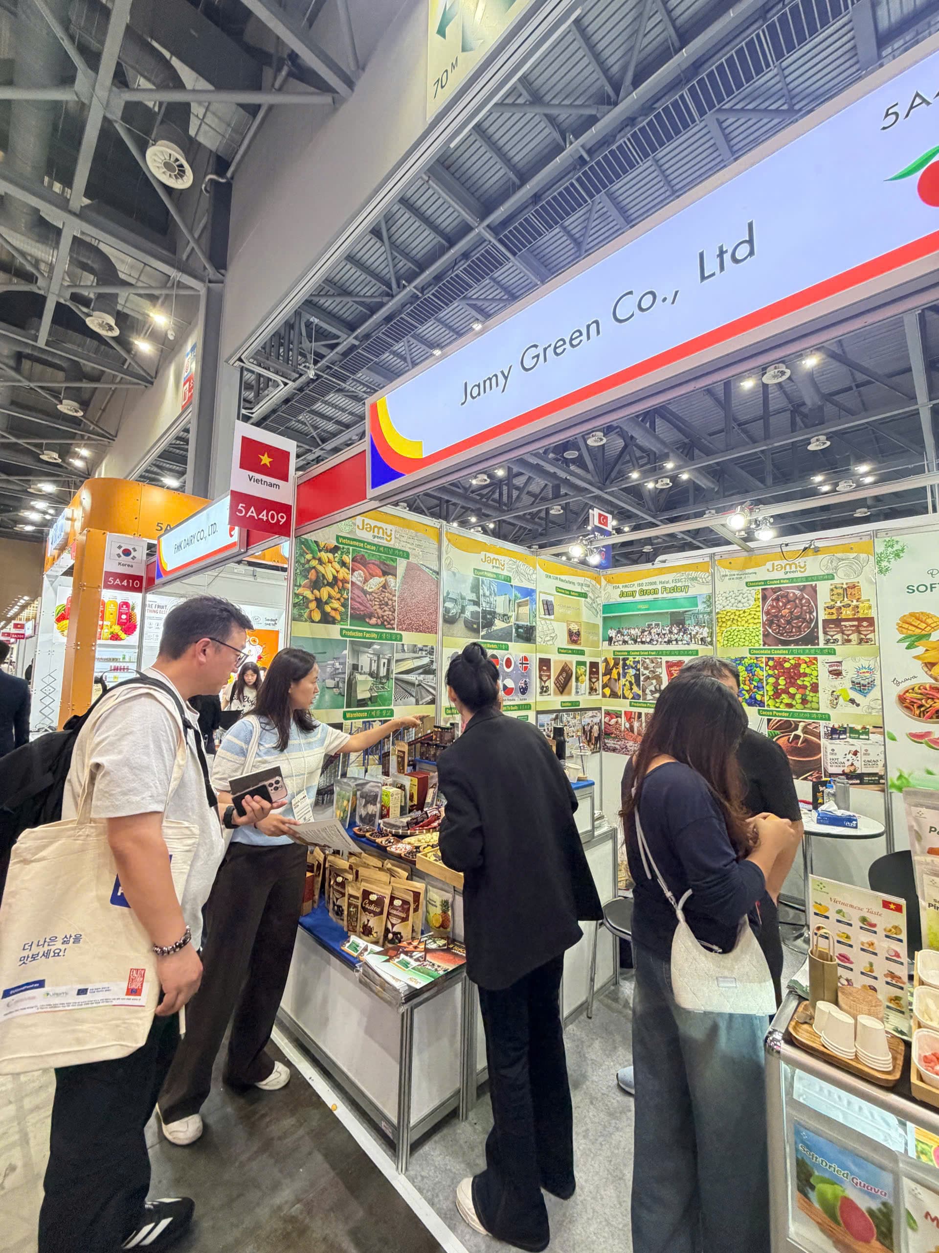 Visitors exploring products at the Cohamy & Jamy exhibition booth.