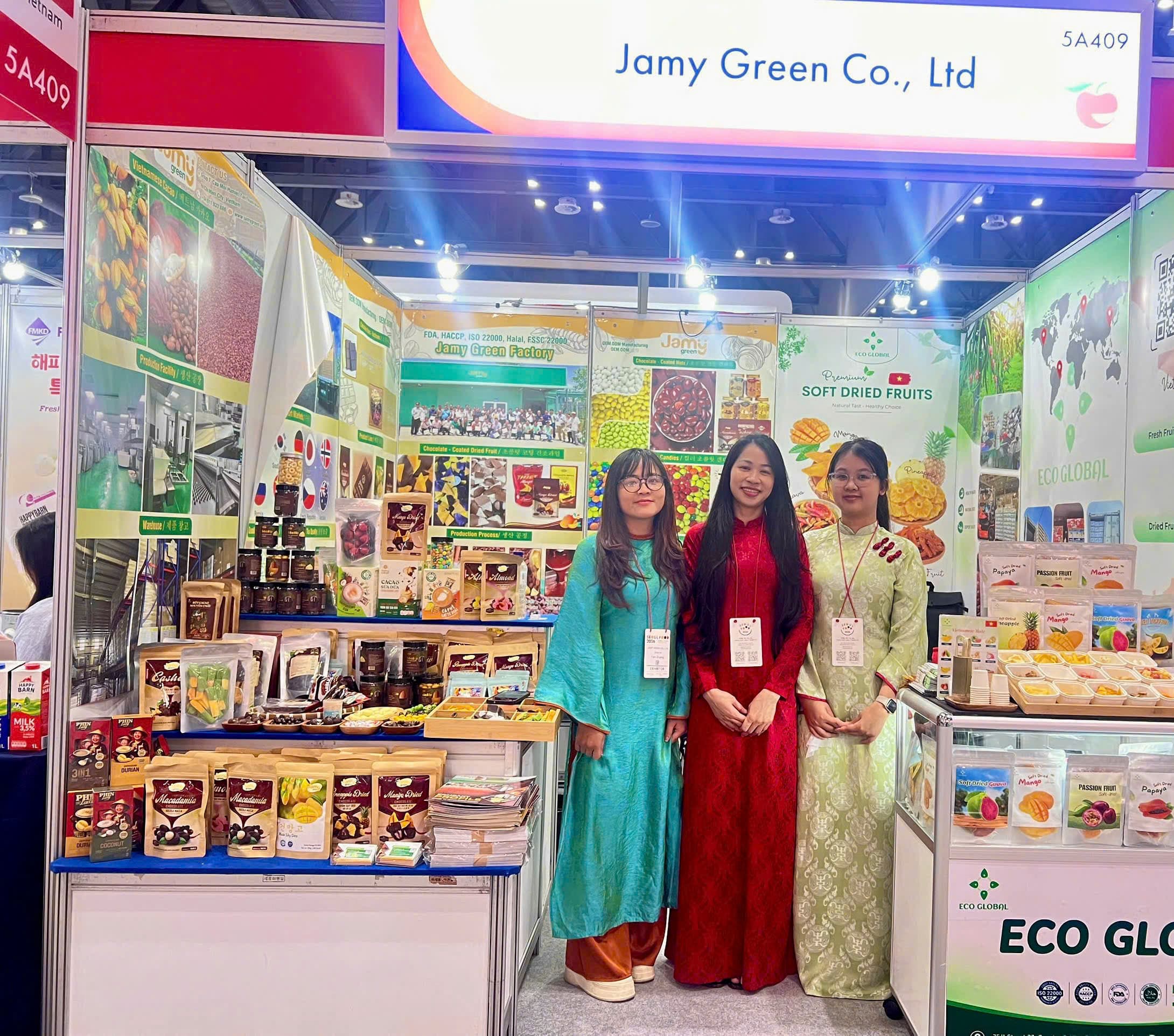 Cohamy team at the exhibition dressed in traditional Vietnamese áo dài.