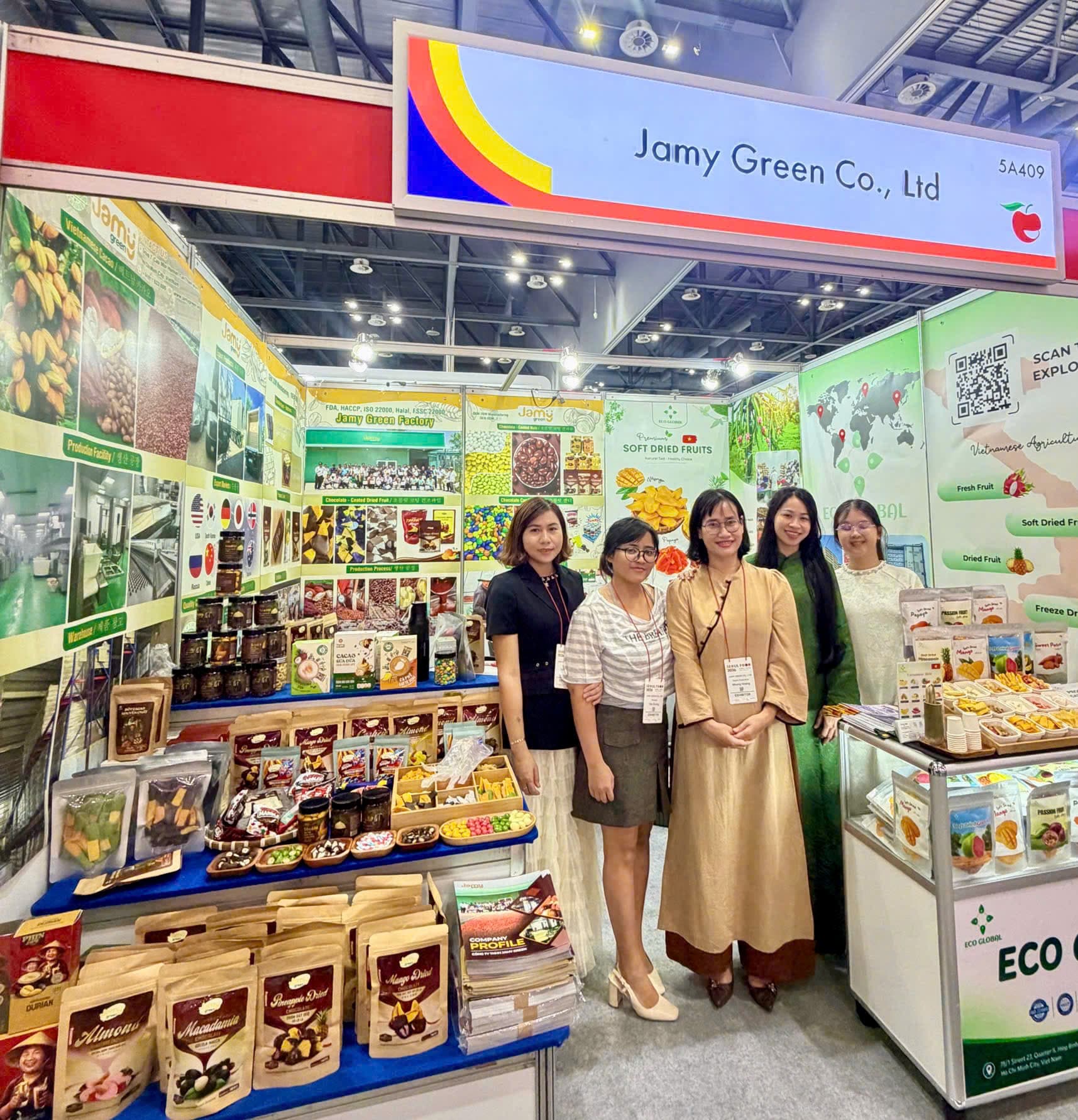 The full Cohamy team at the booth – ambassadors of Vietnamese chocolate.