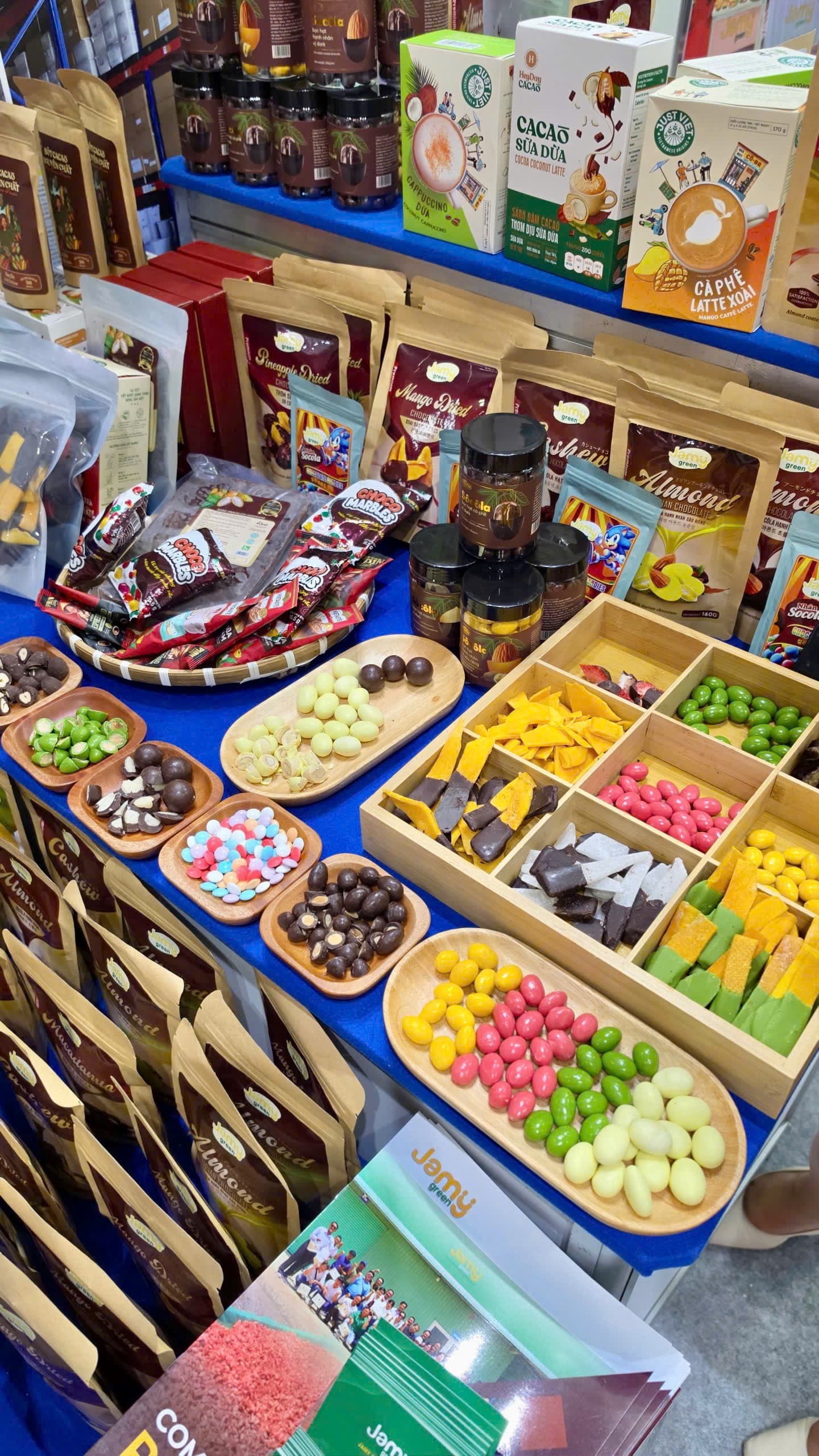 Display table showcasing the full Cohamy and Jamy Green product range.