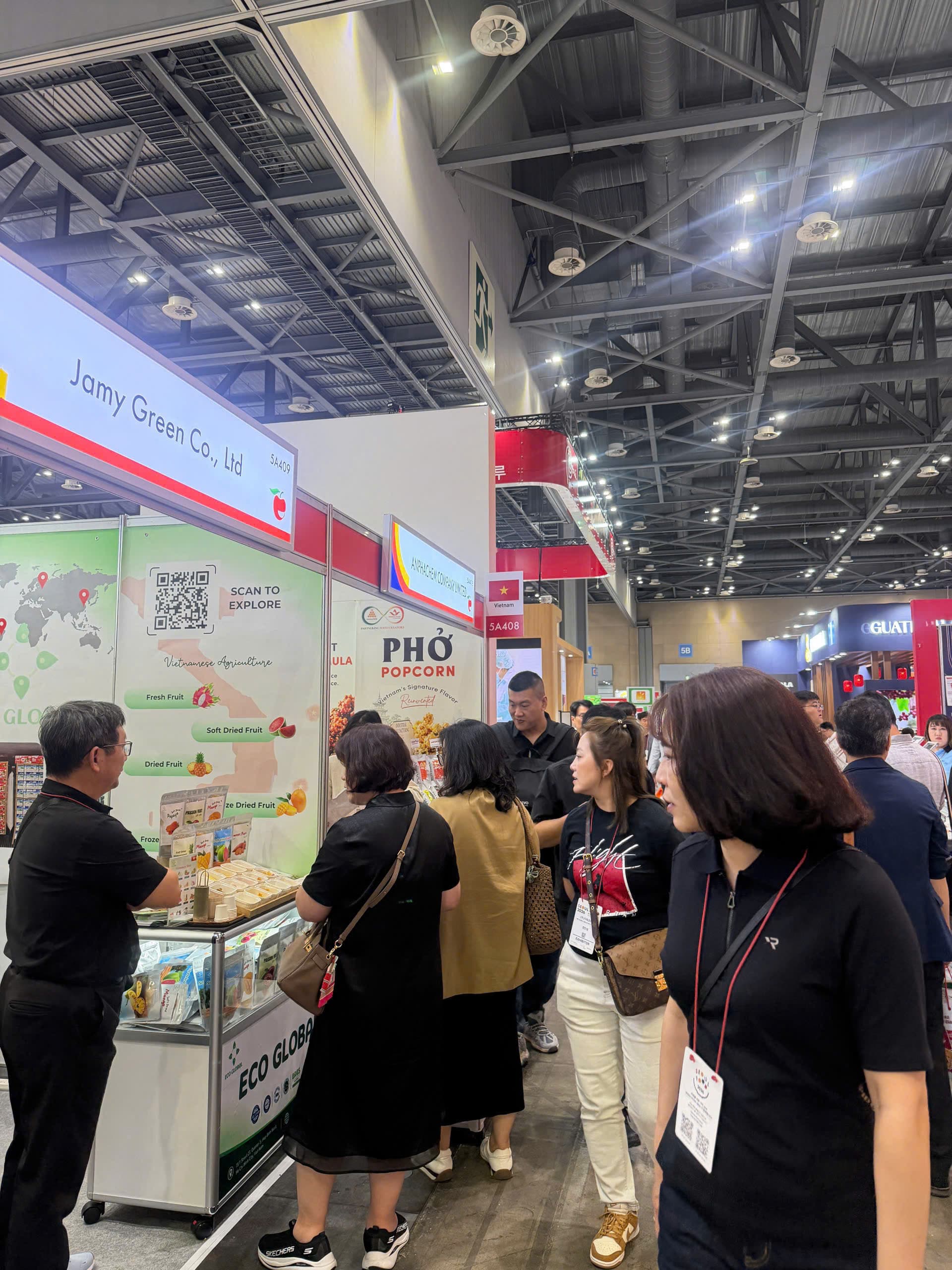 Cohamy team consulting and introducing products directly to customers.